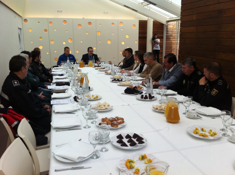 Responsables_de_los_servicios_participantes_en_el_simulacro_BARAECO_durante_el_desayuno_de_trabajo_que_ha_acogido_el_Hotel_Tryp