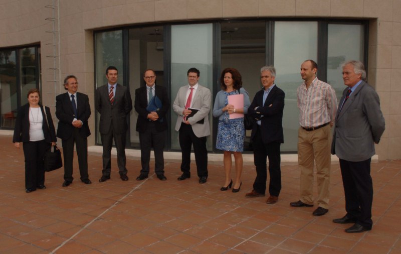 Los_miembros_del_Comit_de_Seguimiento_del_FSE_posan_ante_la_Escuela_de_la_Construccin_Copy