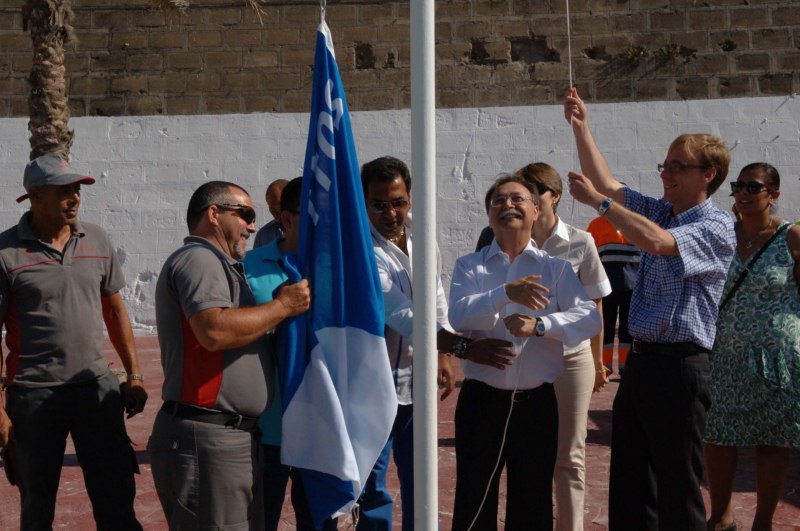 Juan_Vivas_Guillermo_Martnez_y_Premi_Mirchandani_durante_el_izado_de_la_bandera_azul._Copy