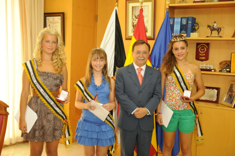 El presidente posa con las Reinas de la Feria