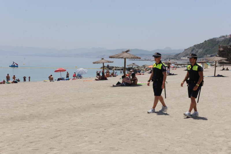 Una_pareja_de_agentes_de_la_Polica_Local_patrulla_en_la_playa_de_La_Ribera_Copy