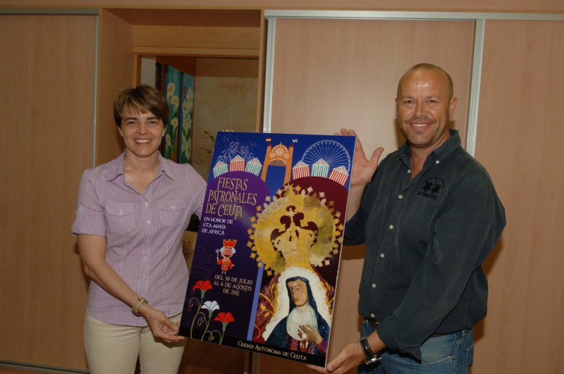 Yolanda_Bel_y_Salvador_Jaramillo_sostienen_el_cartel_que_anuncia_las_fiestas_patronales_Copy