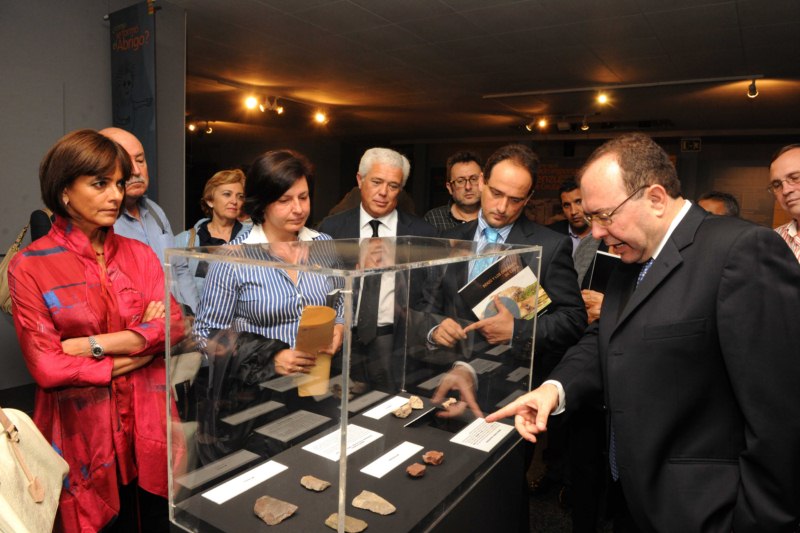 El_investigador_Jos_Ramos_explica_algunas_piezas_de_la_muestra_durante_la_inauguracin_a_la_que_ha_asistido_la_consejera_Mabel_Deu_Copy