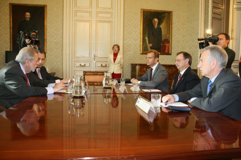 Un_momento_de_la_reunin_del_presidente_Juan_Vivas_con_el_secretario_de_Estado_de_Administraciones_Pblicas_Antonio_Beteta._Copy