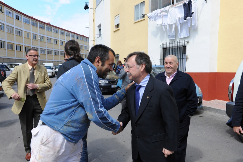 El_presidente_saluda_a_un_vecino_en_Juan_XXIII