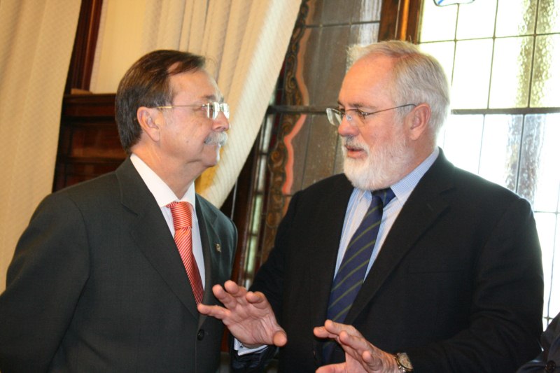 Juan_Vivas_y_Arias_Caete_ministro_de_Agricultura_Alimentacin_y_Medio_Ambiente._Copy