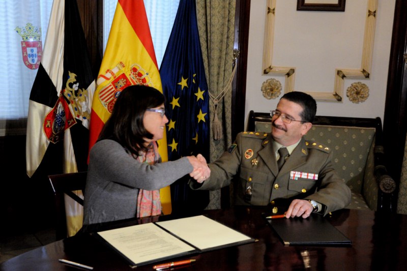 La_consejera_de_Juventud_Deporte_y_Menores_Susana_Romn_y_el_coronel_jefe_de_la_USBAD_Jess_Romn._Copy