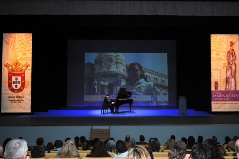 Eduardo_Hernndez_pianista_en_el_acto_de_entrega_del_Premio_Mara_de_Eza_2012._Copy