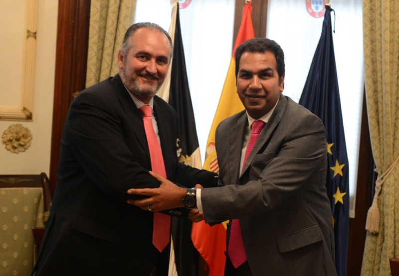 El_consejero_junto_al_director_de_zona_de_Bankia