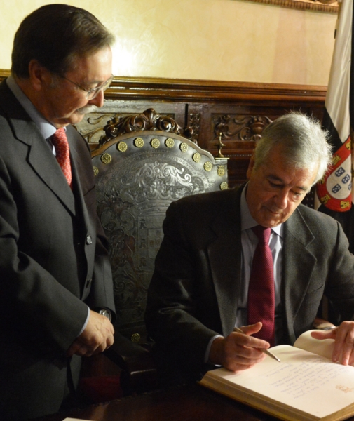 Zamarripa firma en el Libro de Oro