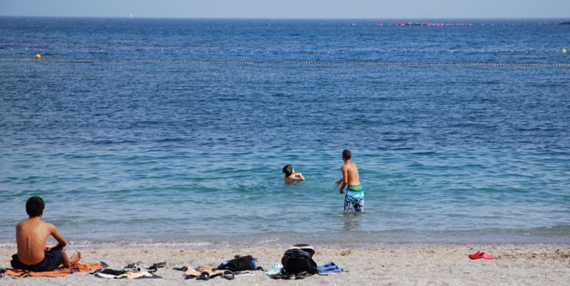 Varios jóvenes se refrescan en la playa. Copy