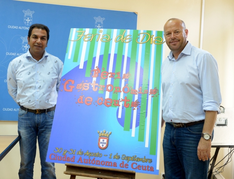 Mirchandani y Jaramillo junto al cartel anunciador