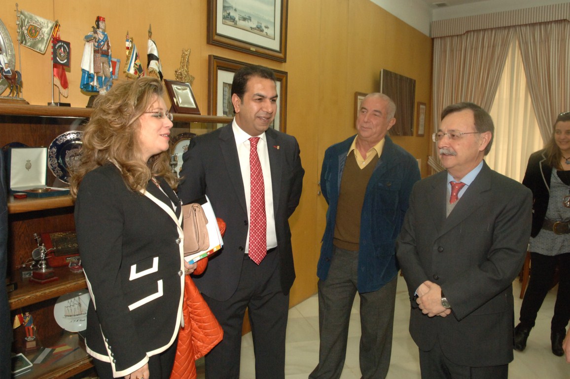 Vivas conversa con Cárdeno en presencia de Mirchandani