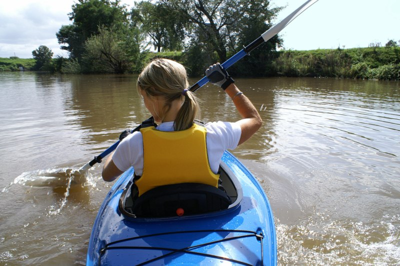 Una de las actividades del campamento infantil es la práctica de kayak Copy