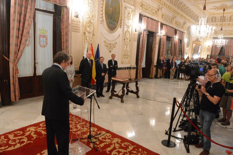 Emilio Carreira salón trono toma posesión consejero hacienda economía recursos humanosweb