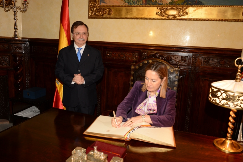 Pastor firma en el Libro de Oro
