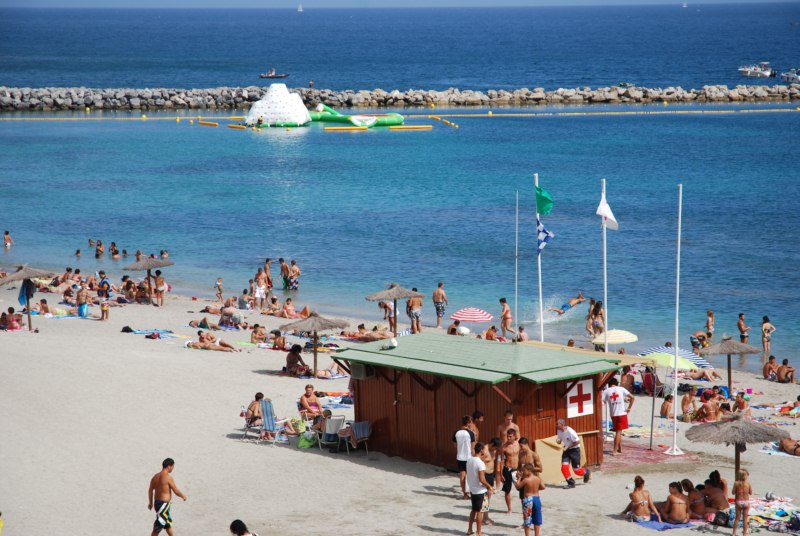Vista general de la playa de La Ribera con los juegos acuáticos al fondo