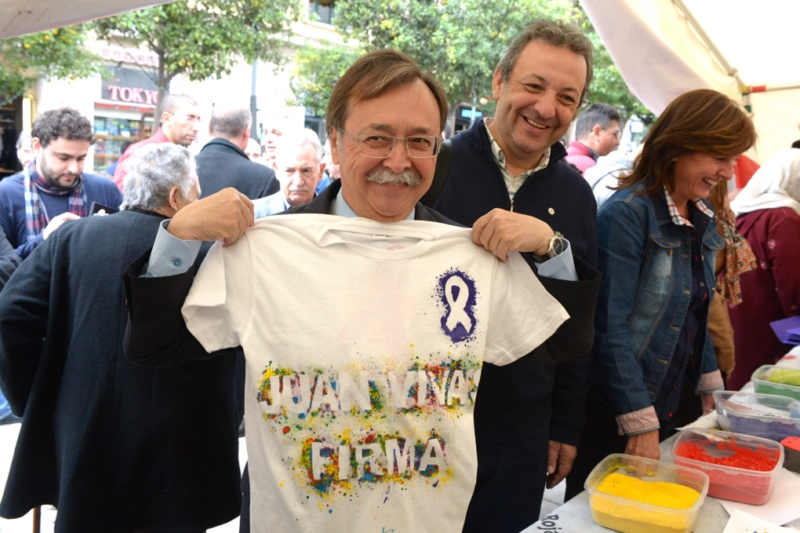 Vivas posa con la camiseta