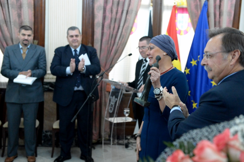 Manuela Gómez recibe el María de Eza