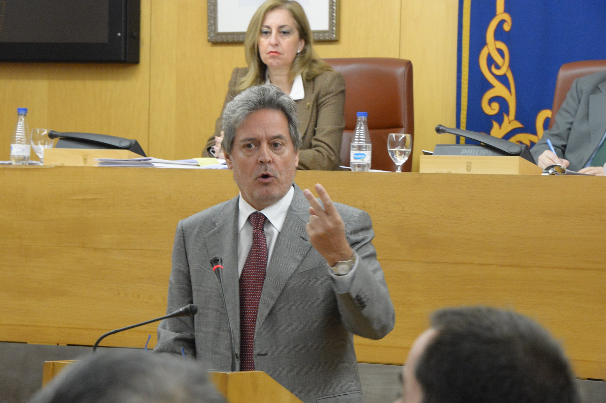 Emilio Carreira salón plenos presupuesto atril Adela Nietoweb