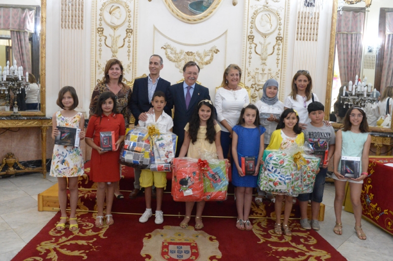 Foto de familia de los ganadores del concurso y las autoridades