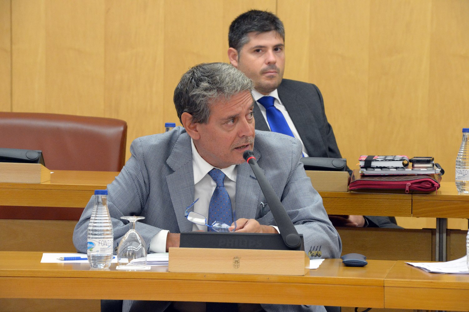 Emilio Carreira pleno asamblea micrófono consejero hacienda economía recursos humanos Carlos Manuel Blasco Caítoweb