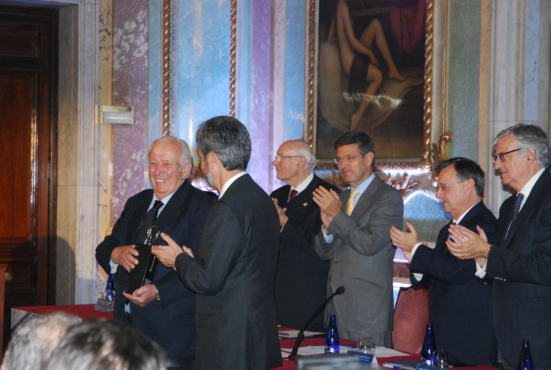 Vivas junto al ministro de Justicia y el fiscal del Estado en la entrega del premio