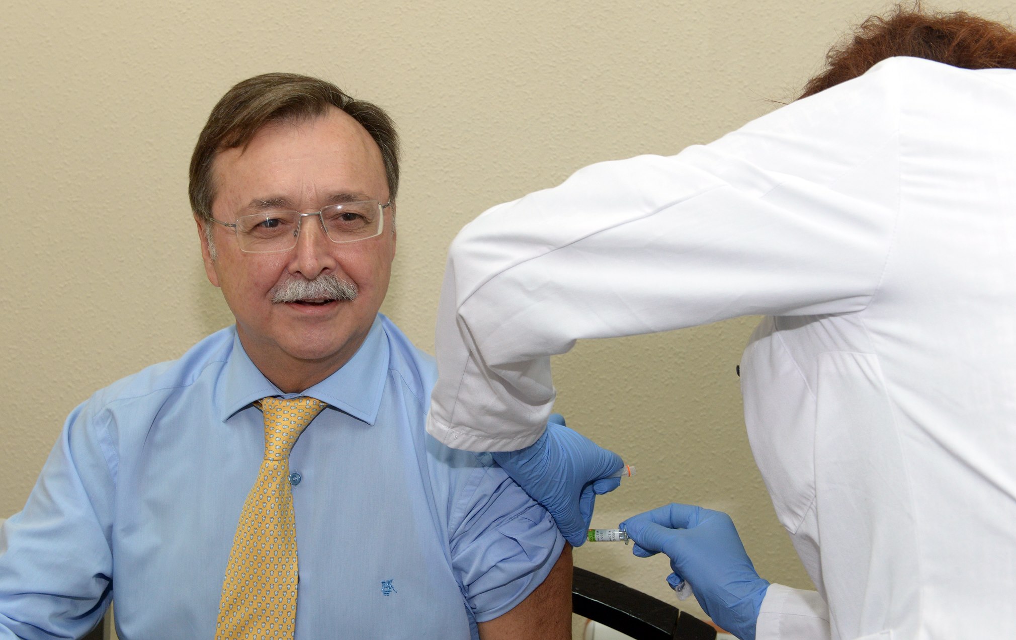 Juan Vivas presidente sanidad salud gripe vacunaweb