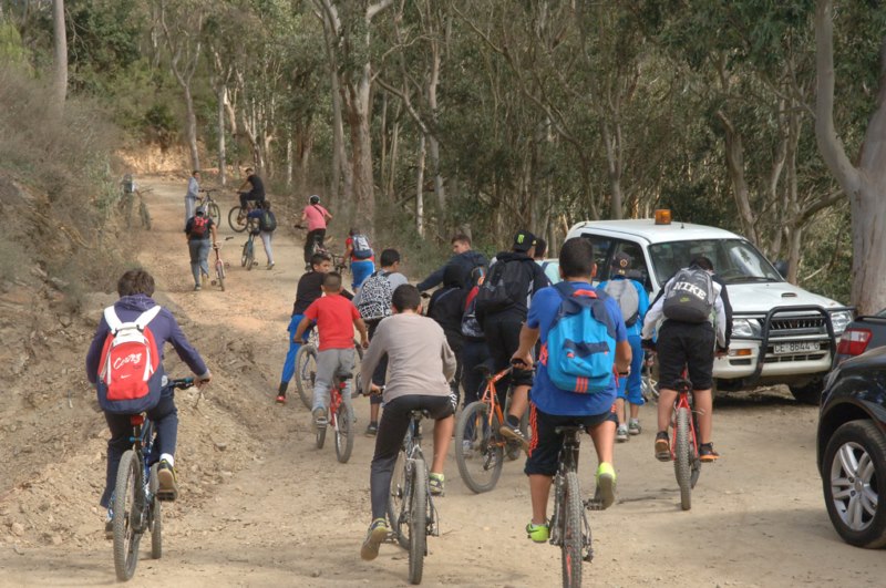 bicicletas monte mochila campo excursión chicos chavales niños juventud jóvenesweb