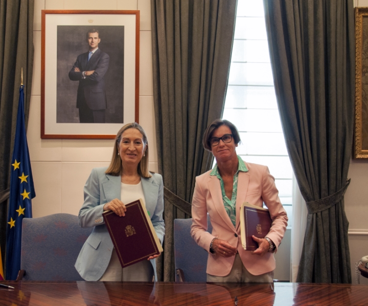 Román y Pastor en la firma del convenio de vivienda