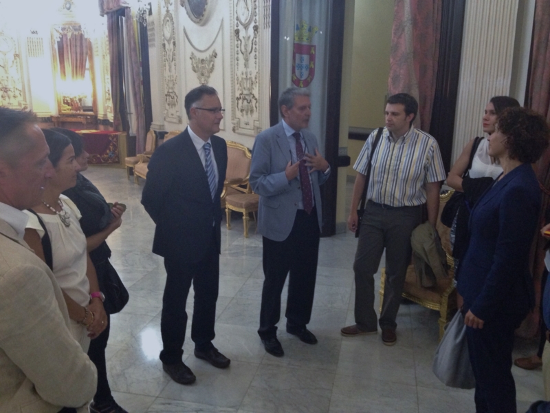 Carreira habla con los representantes de los destinos participantes